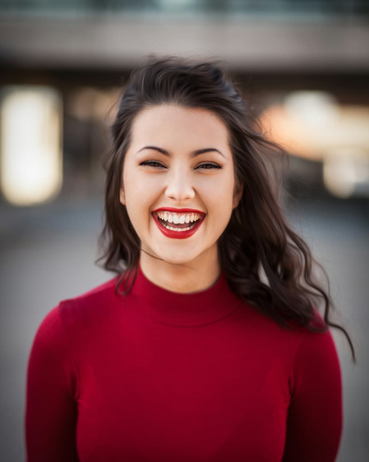 Mulher sorrindo com sorriso harmônico — odontologia estética